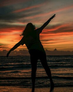 海边夕阳下的活力舞者
