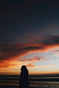 夕阳下的孤独身影