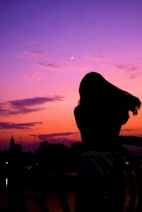 夕阳下的女性剪影
