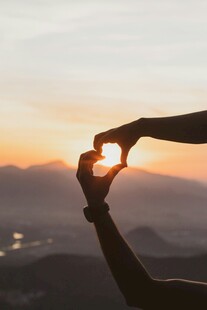 夕阳下双手比心美好瞬间