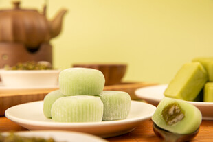 清新抹茶软糕糕点与茶具组合