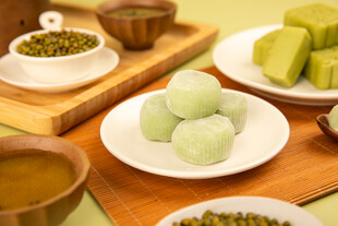 传统中式抹茶软糕与茶饮
