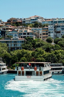 海滨游船穿梭于错落建筑间