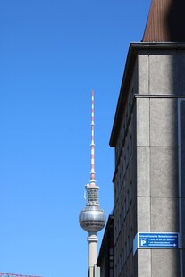 柏林电视塔与建筑一角