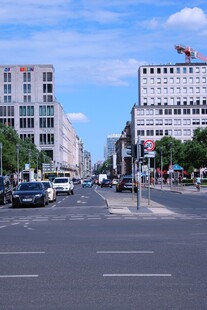城市街道的开阔景象