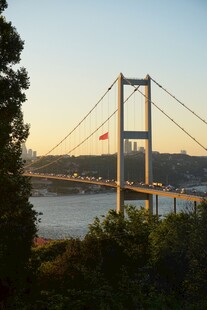 黄昏下的雄伟跨海大桥