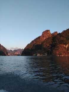 壮丽山水间的宁静湖景