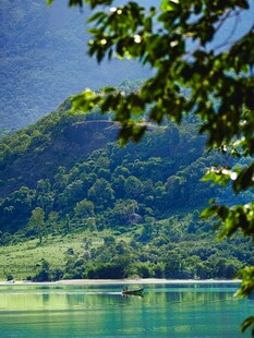 青山绿水间的静谧湖景