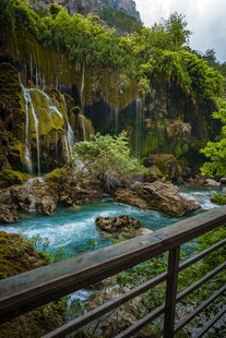 山间秀丽瀑布溪流景观