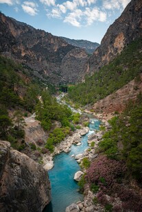 山间蓝溪美景