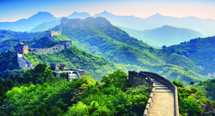 壮丽长城蜿蜒于青山间