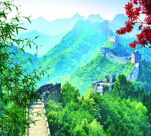 壮丽长城隐于葱郁山林间