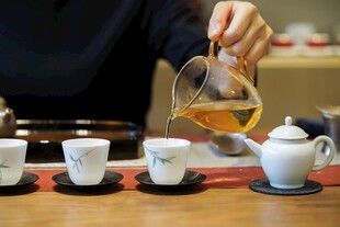 优雅茶艺表演瞬间