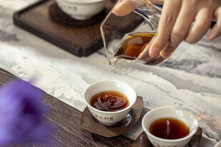 手斟香茗入杯