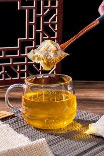 茶香四溢的杯中茶