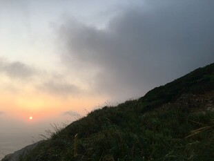 日落时分的山坡美景