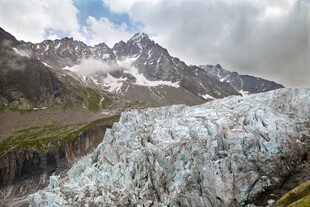 壮丽冰川与巍峨山脉景观