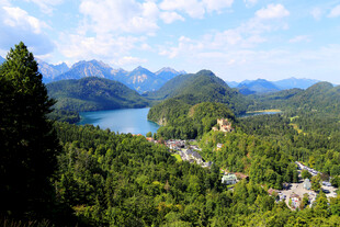 湖畔山林美景