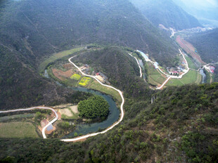 山间蜿蜒盘山公路
