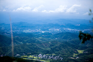 俯瞰青山绿野中的村落