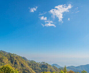 青山蓝天美景