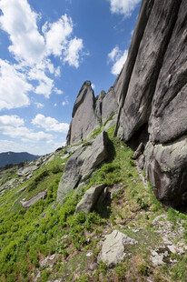 峻峭山岩与葱郁植被景观
