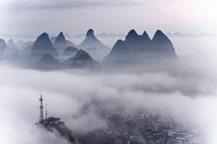 云雾缭绕的山峦
