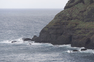 海岸嶙峋峭壁