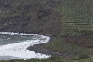 海岸边的山峦与海浪