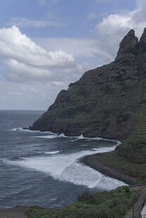 海岸边的山峦与海浪