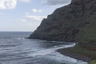 海岸边的壮阔山海景观