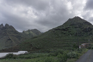 山间公路旁的葱郁山峦
