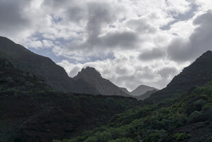 山峦云景