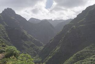 壮丽山峦景观