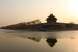 夕阳下的古建筑倒影美景