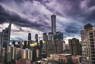 都市风云下的摩天大楼景观