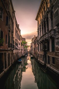 威尼斯黄昏时的静谧水道