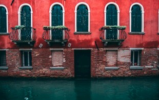 红色临水建筑的独特景致