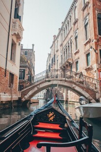 威尼斯运河上的贡多拉之旅