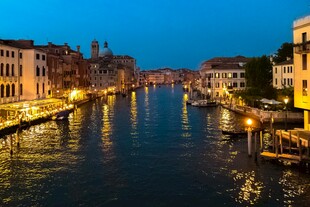威尼斯河畔夜景风光