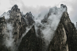 云雾缭绕的险峻山峰