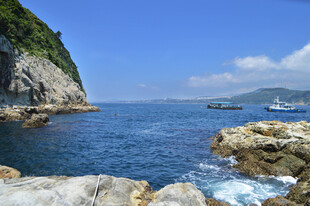 海岸风光碧海礁石青山