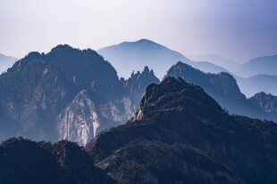 壮丽山峦景观