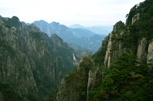 壮丽山峦景观