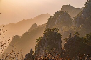 壮丽山峦晨曦美景