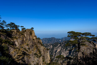 黄山奇峰蓝天壮观景致