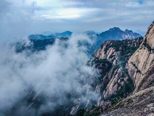 云雾缭绕的壮美山景