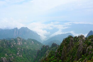 山峦云海间的壮美景观