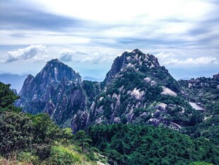 壮丽山峰与葱郁植被景观