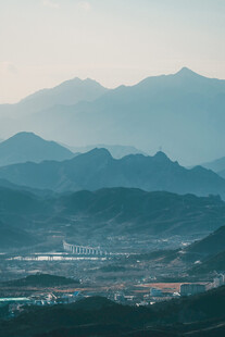 山峦下的城镇远景